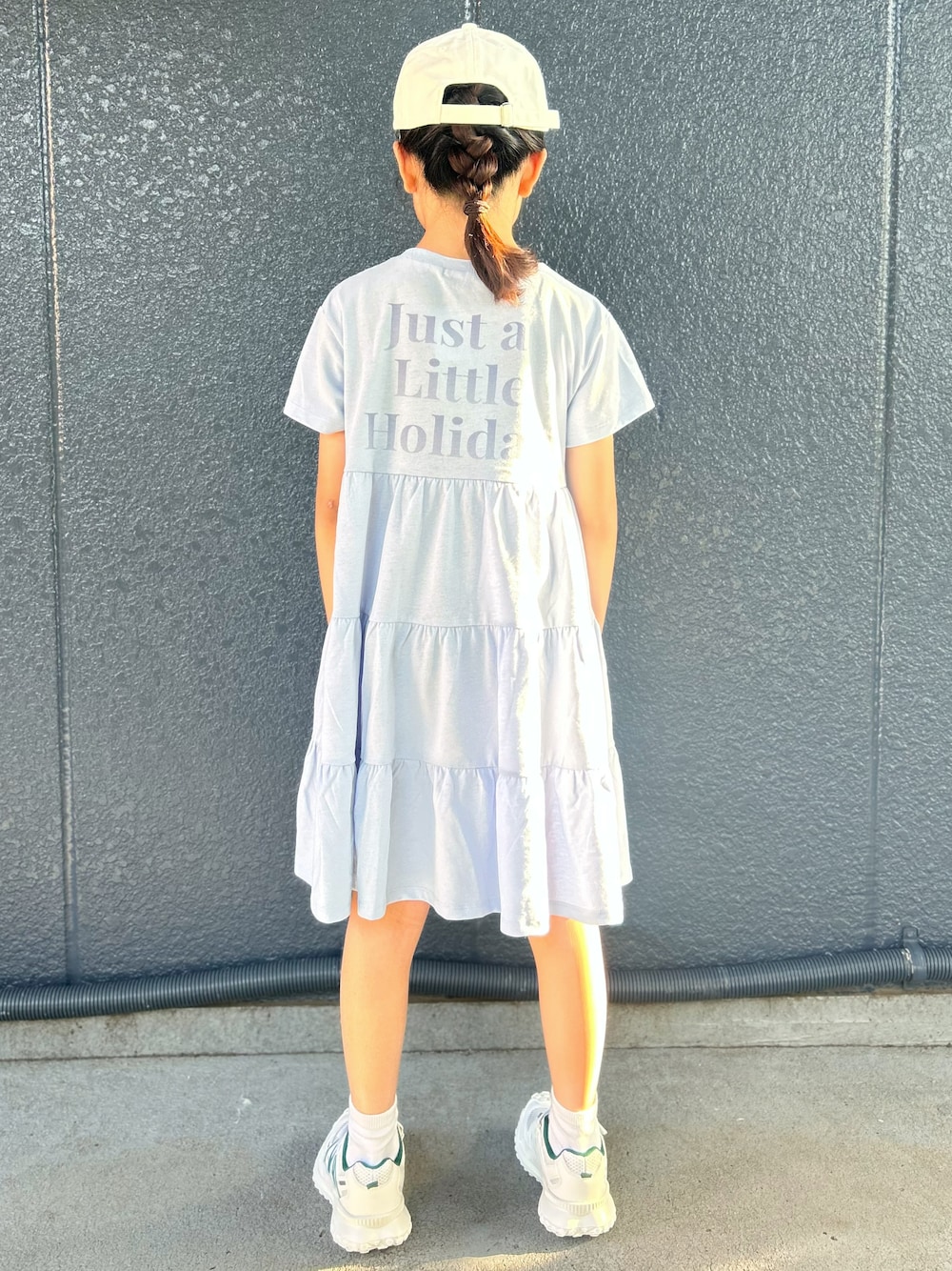 ブルー系のルームワンピース、ホワイト系のキャップを着用したキッズの夏コーディネートの3枚目の写真
