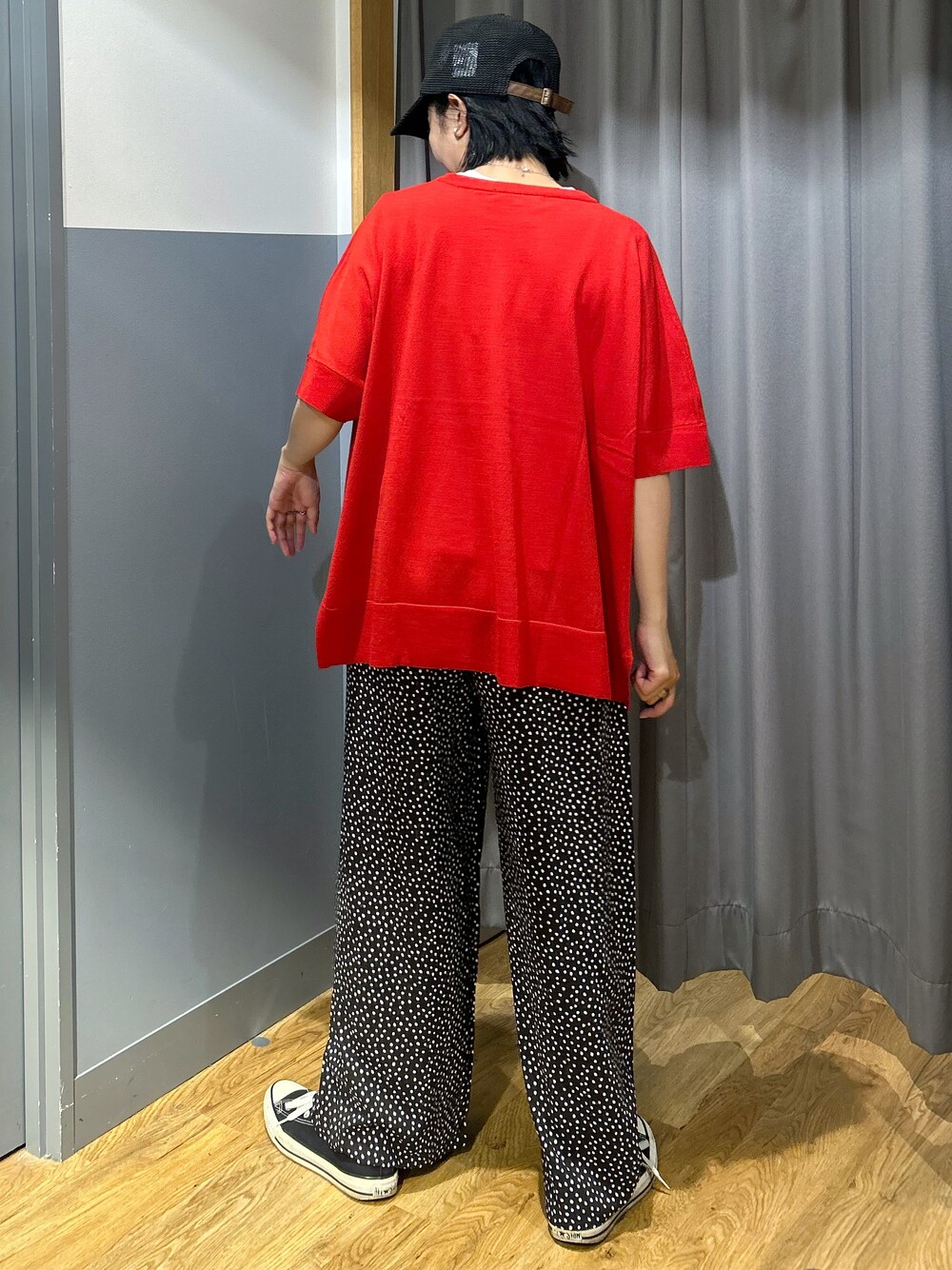 ホワイト系のその他パンツを着用したレディースの春コーディネートの4枚目の写真