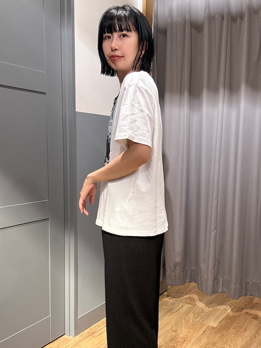 ブラック系のベスト、ホワイト系のTシャツ/カットソー、ブラック系のその他パンツを着用したレディースの夏コーディネートの7枚目の写真