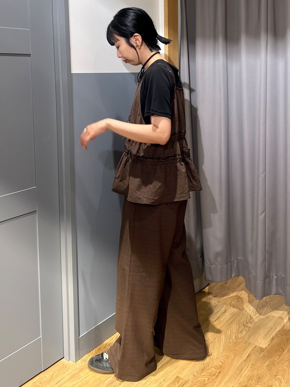 ブラウン系のセットアップ、ブラック系のTシャツ/カットソー、ブラック系のショルダーバッグを着用したレディースの夏コーディネートの3枚目の写真
