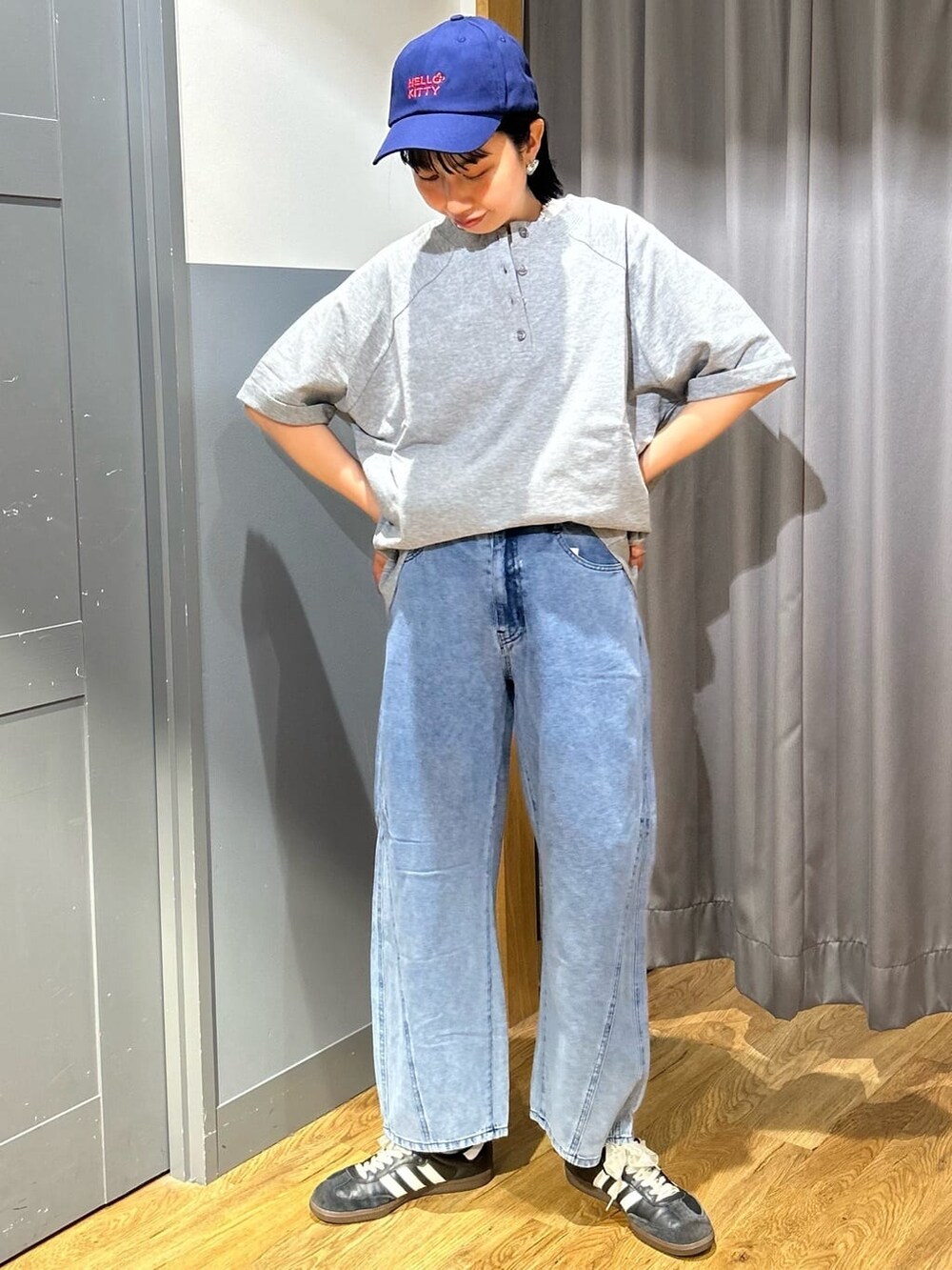 グレー系のその他トップス、ブルー系のその他パンツ、ブラウン系のショルダーバッグを着用したレディースの春コーディネートの2枚目の写真