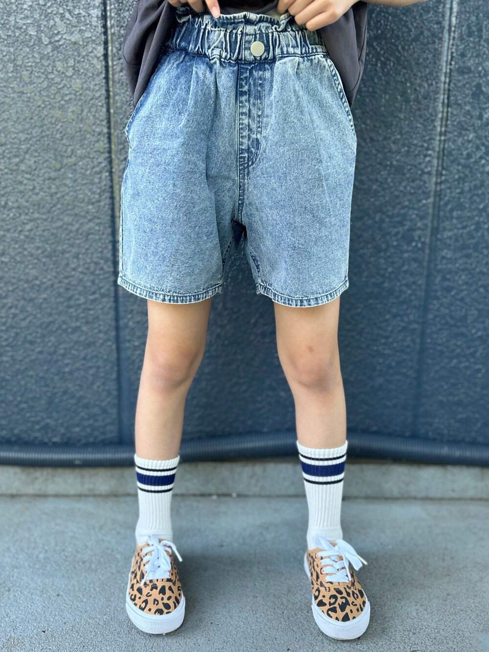 グレー系のTシャツ/カットソー、ブルー系のその他パンツ、ブラック系のショルダーバッグを着用したレディースの春コーディネートの8枚目の写真