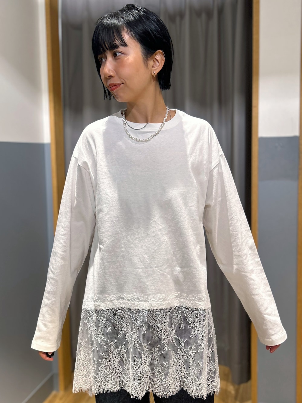 ホワイト系のTシャツ/カットソー、ブルー系のデニムパンツ、ブルー系のカーディガン/ボレロを着用したレディースの秋コーディネートの5枚目の写真