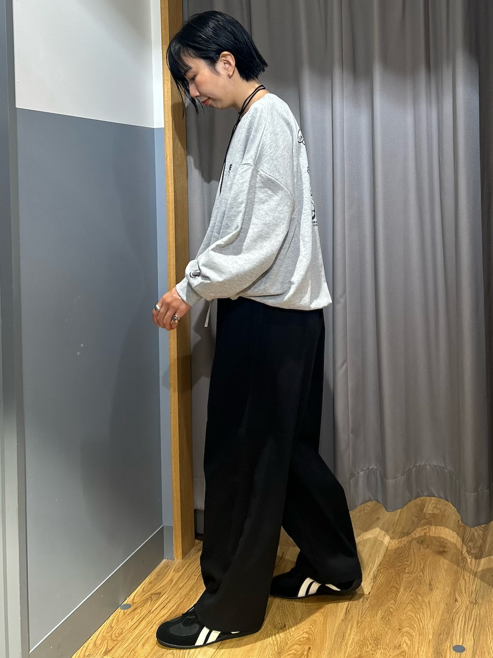 グレー系のニット/セーター、ブラック系のショルダーバッグ、ブラック系のその他パンツを着用したレディースの秋コーディネートの3枚目の写真