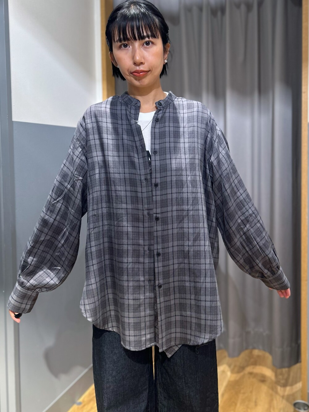 ホワイト系のTシャツ/カットソー、ブルー系のデニムパンツ、ブラック系のシャツ/ブラウスを着用したレディースの秋コーディネートの4枚目の写真