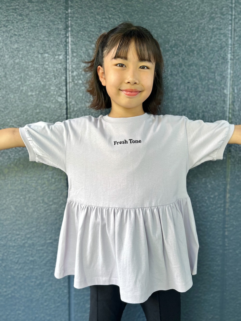 パープル系のTシャツ/カットソー、ブラック系のその他パンツを着用したキッズの夏コーディネートの4枚目の写真