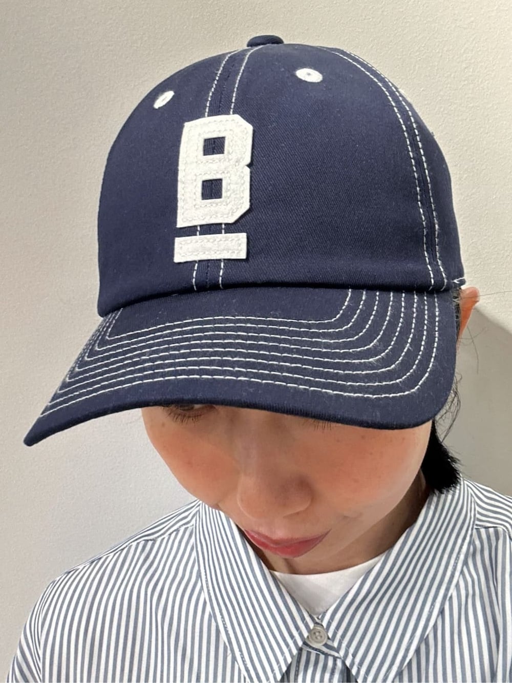 グレー系のその他パンツ、ブルー系のシャツ/ブラウス、ホワイト系のシャツ/ブラウスを着用したレディースの春コーディネートの10枚目の写真