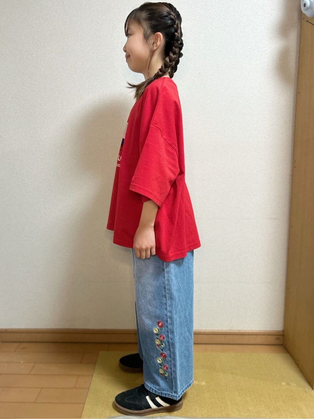 レッド系のTシャツ/カットソー、ブルー系のデニムパンツを着用したキッズの春コーディネートの3枚目の写真