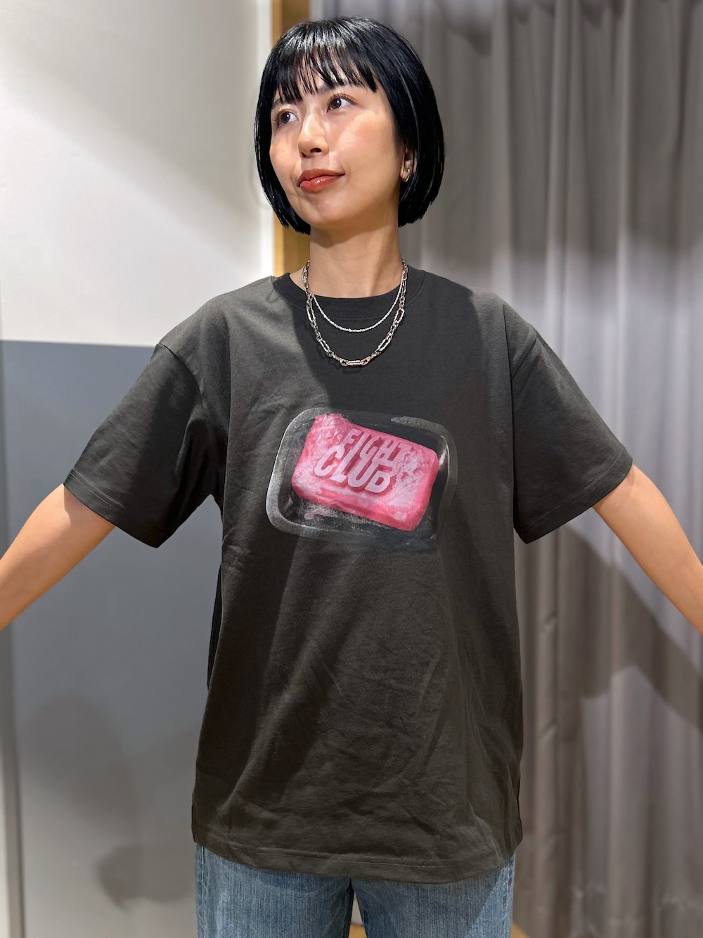 グレー系のTシャツ/カットソー、ブルー系のデニムパンツ、ブラック系のショルダーバッグを着用したレディースの夏コーディネートの5枚目の写真