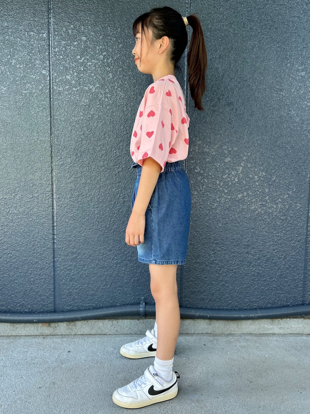 ピンク系のTシャツ/カットソー、ブルー系のその他パンツ、ピンク系のショルダーバッグを着用したキッズの夏コーディネートの2枚目の写真