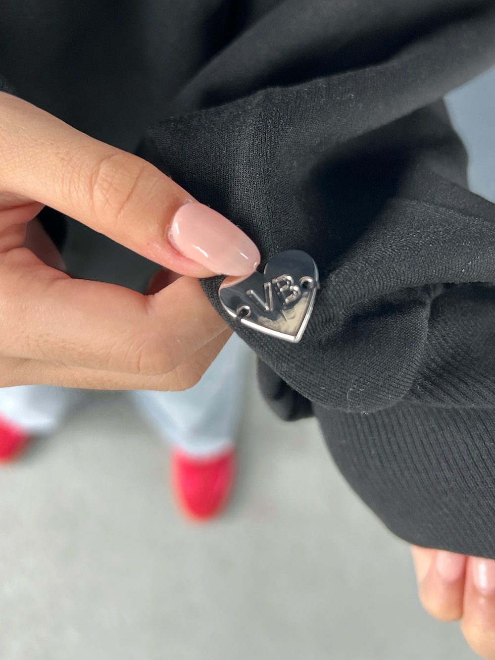 ホワイト系のTシャツ/カットソー、ブルー系のその他パンツ、ブラック系のカーディガン/ボレロを着用したキッズの秋コーディネートの9枚目の写真