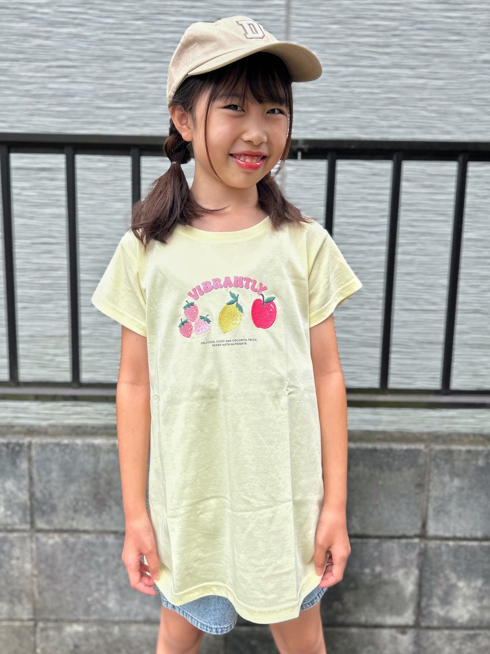 イエロー系のTシャツ/カットソー、ブルー系のその他パンツを着用したキッズの夏コーディネートの4枚目の写真