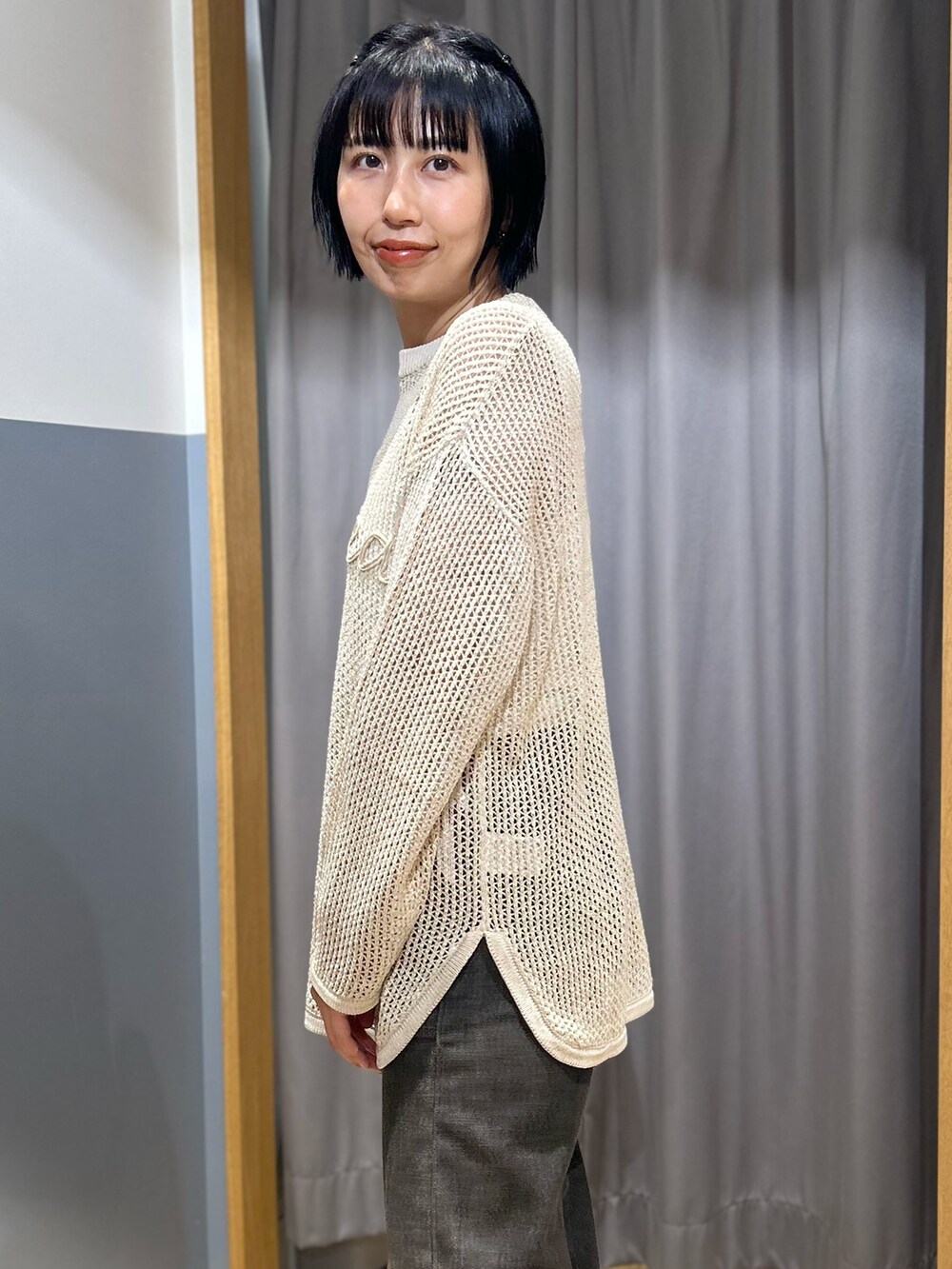 ホワイト系のニット/セーター、ブラウン系のその他パンツ、ブラック系のショルダーバッグを着用したレディースの夏コーディネートの6枚目の写真