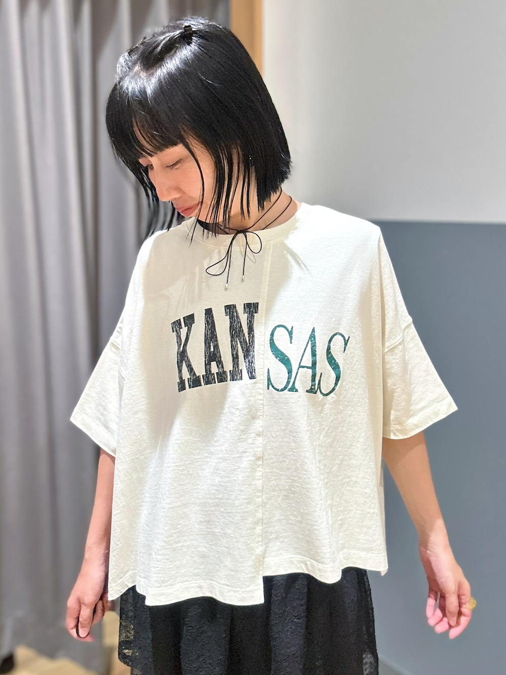 ホワイト系のTシャツ/カットソー、ブラック系のタンクトップ、ブラック系のその他パンツを着用したレディースの夏コーディネートの4枚目の写真