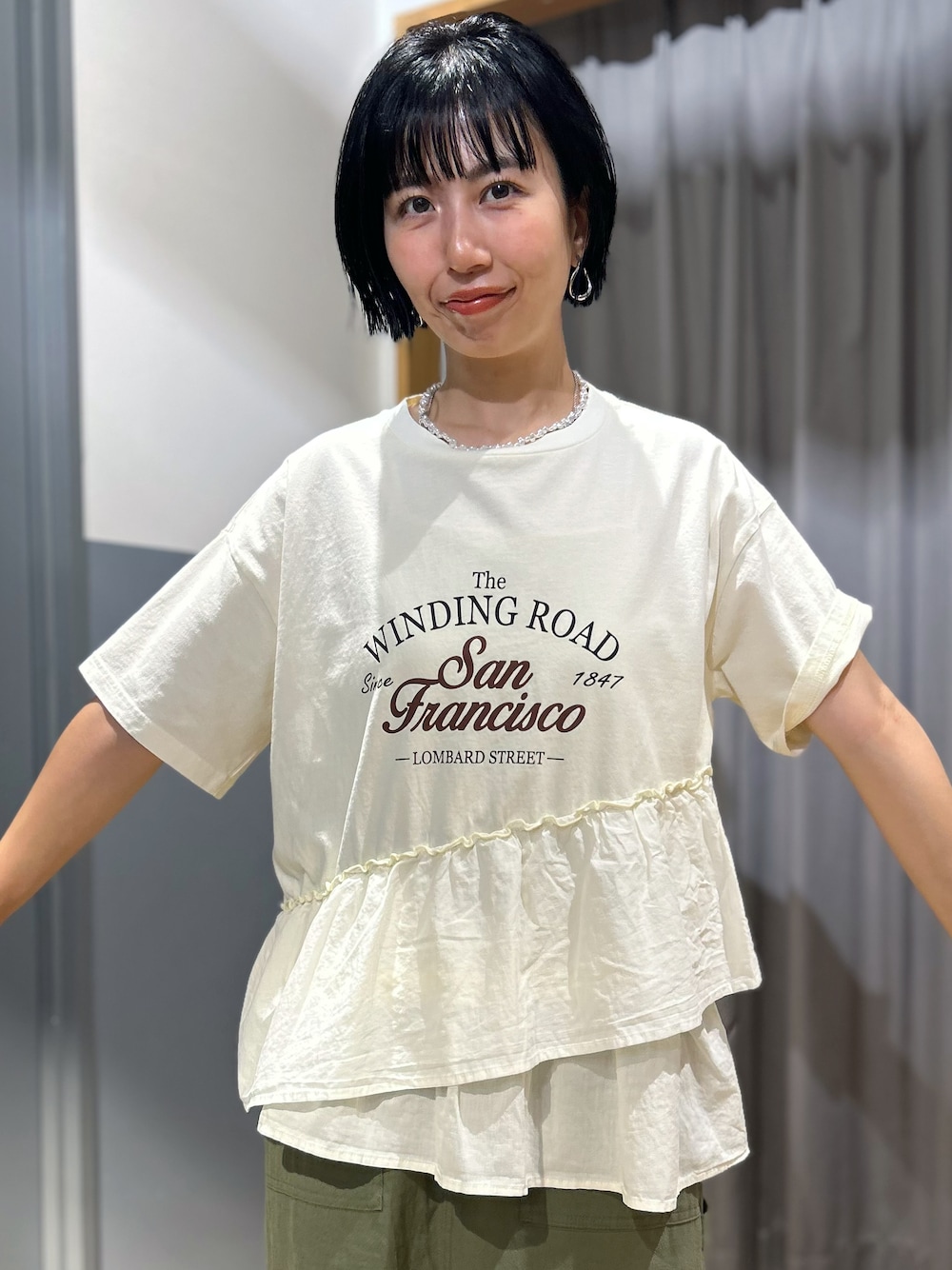 ホワイト系のTシャツ/カットソー、ブラウン系のスカート、ホワイト系のボディバッグ/ウエストポーチを着用したレディースの夏コーディネートの5枚目の写真