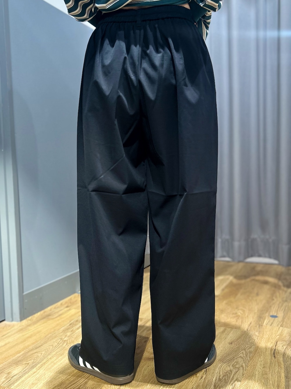 グリーン系のTシャツ/カットソー、ブラック系のその他パンツ、ブラック系のショルダーバッグを着用したレディースの秋コーディネートの7枚目の写真