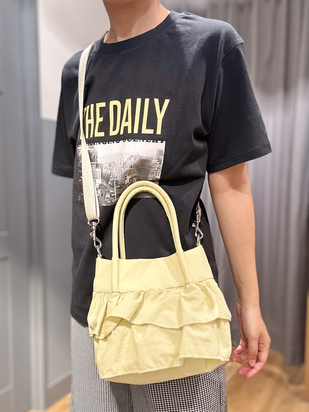グレー系のTシャツ/カットソー、ホワイト系のセットアップ、イエロー系のショルダーバッグを着用したレディースの夏コーディネートの10枚目の写真
