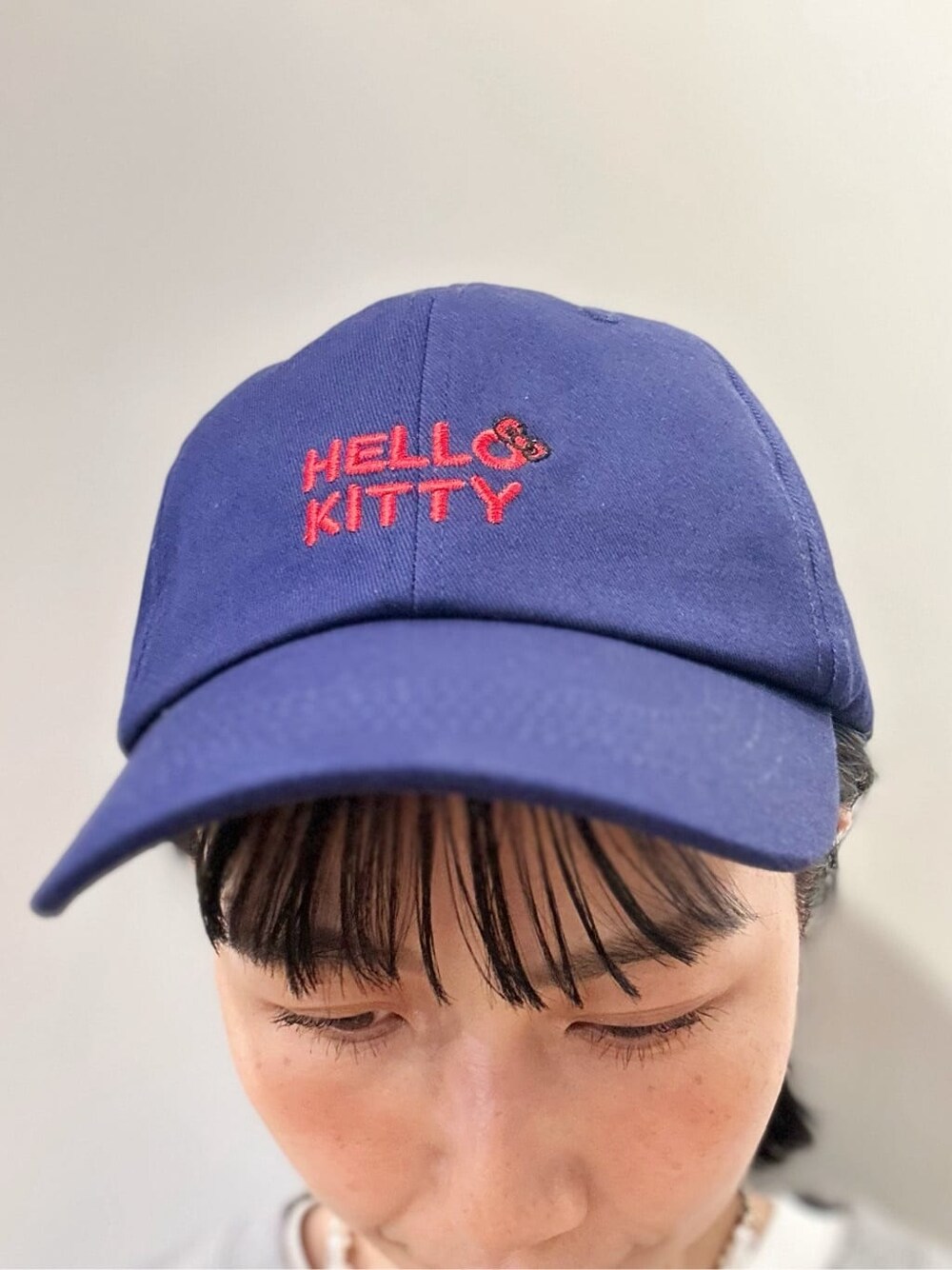 グレー系のその他トップス、ブルー系のその他パンツ、ブラウン系のショルダーバッグを着用したレディースの春コーディネートの8枚目の写真