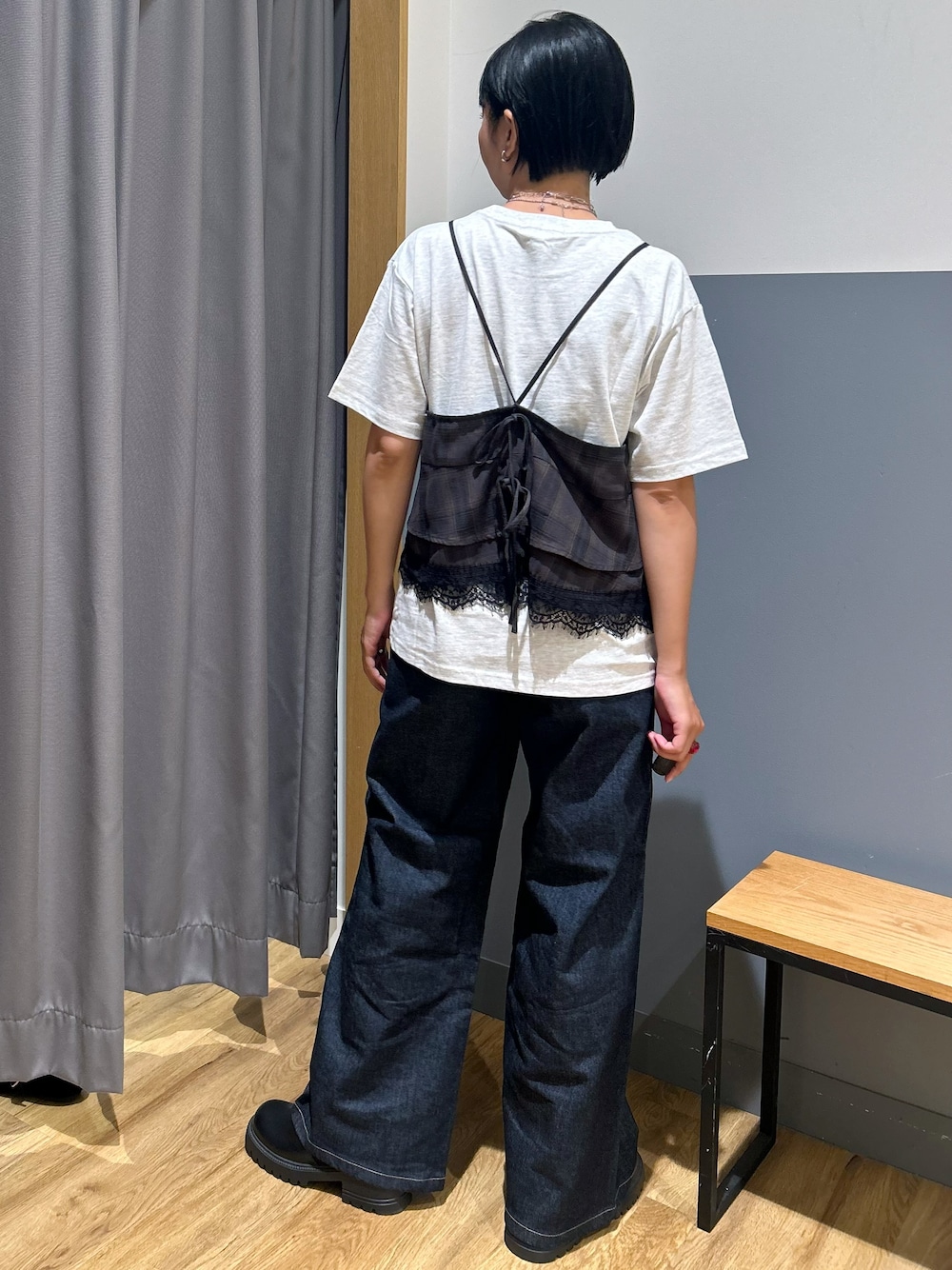 グレー系のTシャツ/カットソー、ブラウン系のシャツ/ブラウス、ブルー系のデニムパンツを着用したレディースの夏コーディネートの3枚目の写真