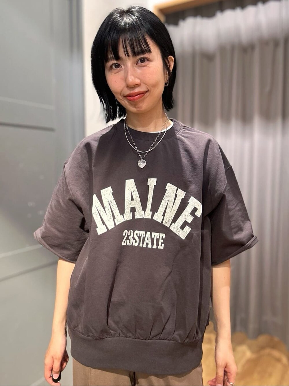 グレー系のTシャツ/カットソー、ブラック系のベスト、ブラック系のその他を着用したレディースの春コーディネートの6枚目の写真