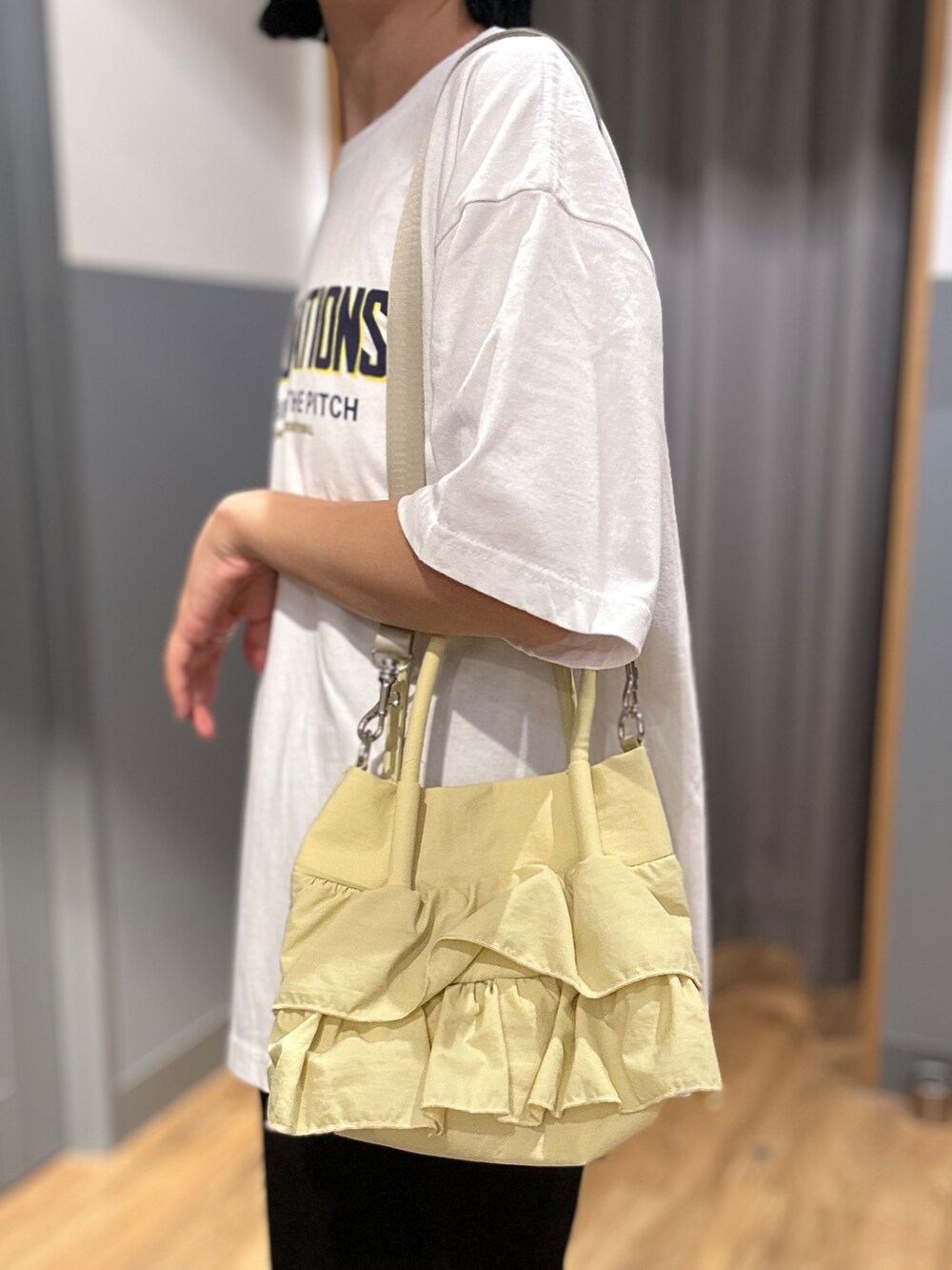 ブラック系のその他パンツ、グレー系のテーラードジャケット、イエロー系のショルダーバッグを着用したレディースの夏コーディネートの10枚目の写真
