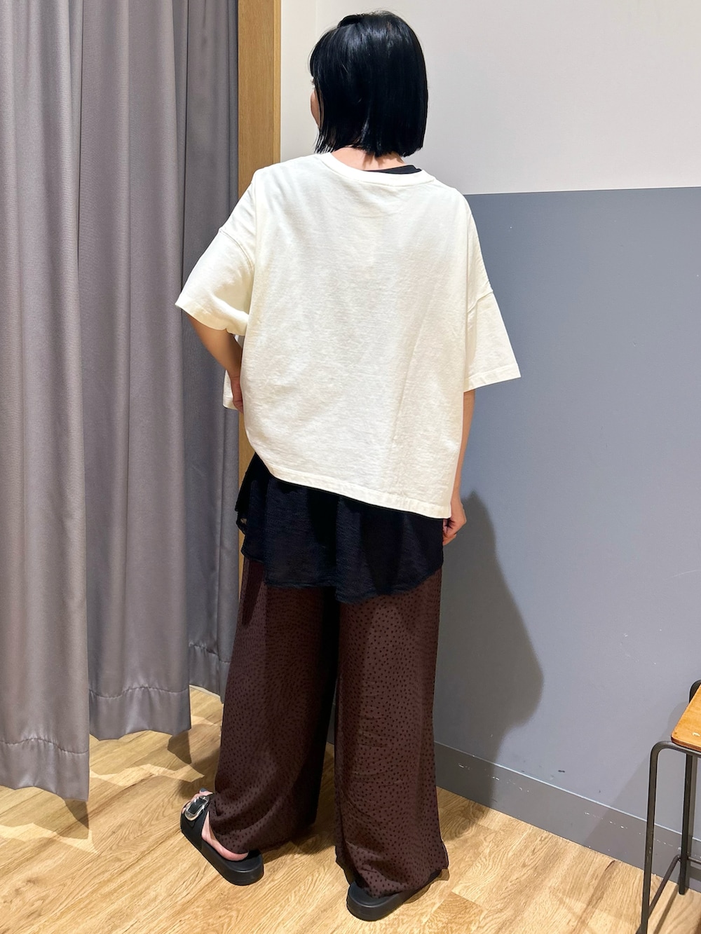 ホワイト系のTシャツ/カットソー、ブラック系のタンクトップ、ブラック系のその他パンツを着用したレディースの夏コーディネートの3枚目の写真