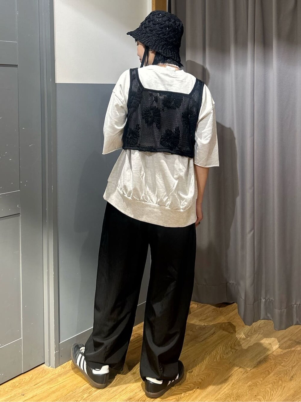 ホワイト系のTシャツ/カットソー、ブラック系のベスト、ブラック系のその他パンツを着用したレディースの春コーディネートの4枚目の写真