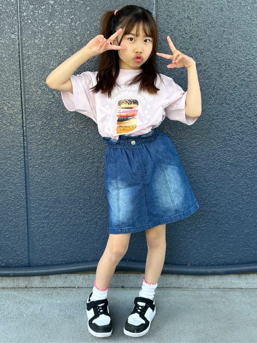 ピンク系のTシャツ/カットソー、ブルー系のデニムスカート、パープル系のパーカーを着用したキッズの春コーディネートの4枚目の写真