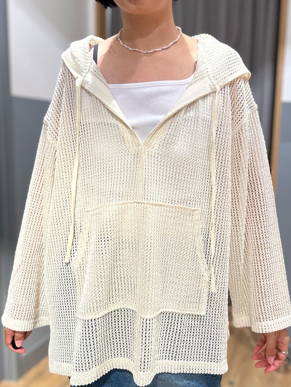 ブルー系のその他パンツ、ホワイト系のTシャツ/カットソー、ホワイト系のタンクトップを着用したレディースの夏コーディネートの4枚目の写真