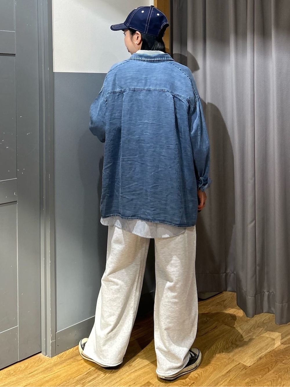 グレー系のその他パンツ、ブルー系のシャツ/ブラウス、ホワイト系のシャツ/ブラウスを着用したレディースの春コーディネートの4枚目の写真