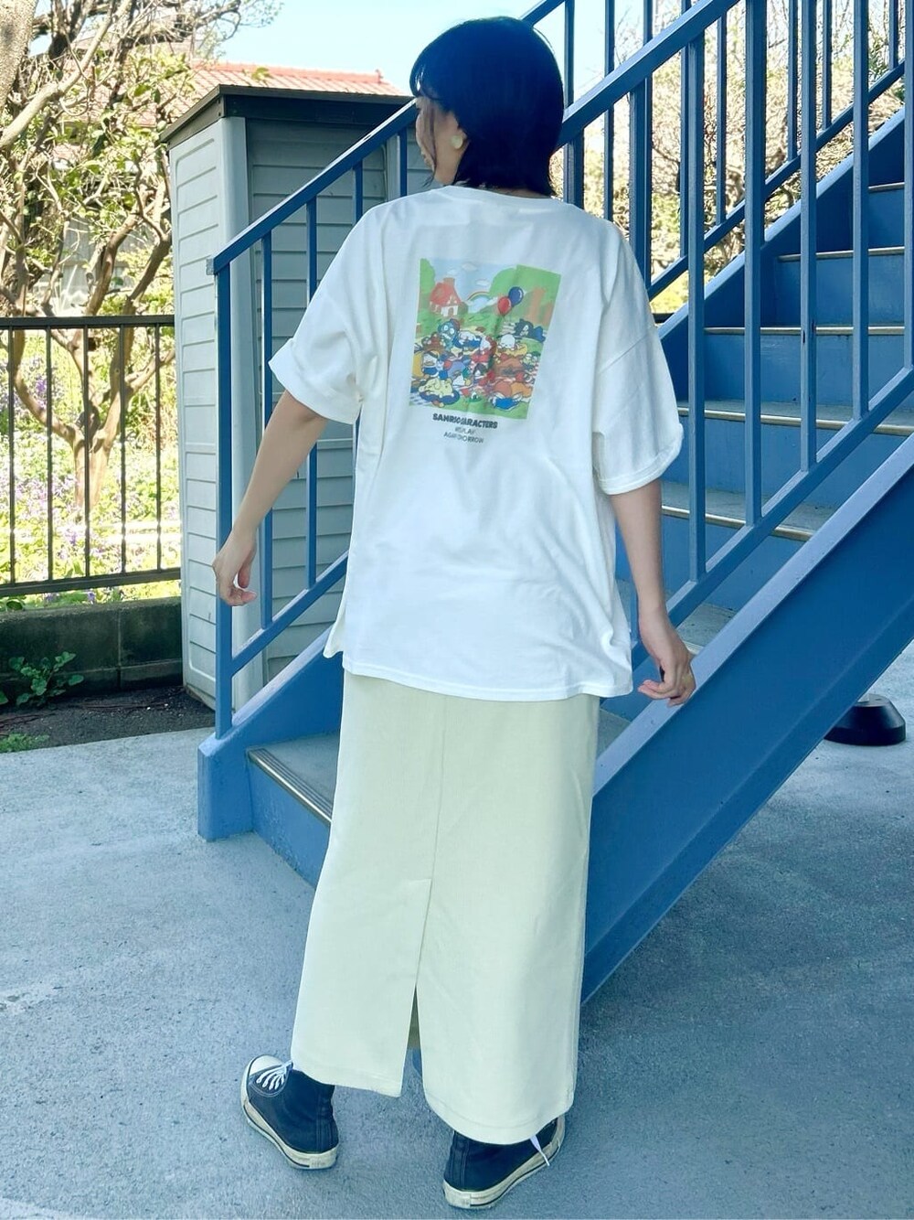 ホワイト系のTシャツ/カットソー、イエロー系のスカート、ホワイト系のTシャツ/カットソーを着用したレディースの春コーディネートの5枚目の写真