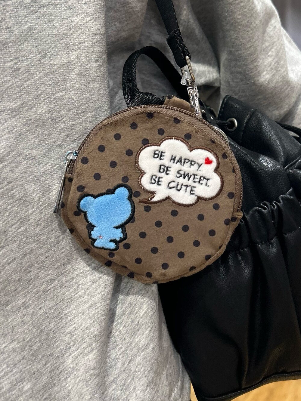 グレー系のニット/セーター、ブラック系のショルダーバッグ、ブラック系のその他パンツを着用したレディースの秋コーディネートの9枚目の写真