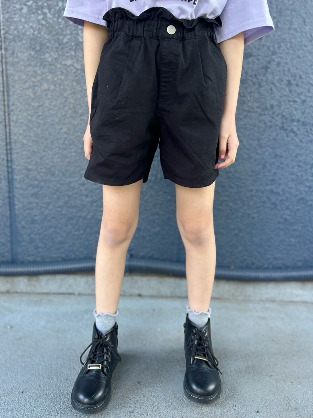 パープル系のTシャツ/カットソー、ブラック系のその他パンツ、ブラック系のショルダーバッグを着用したキッズの春コーディネートの7枚目の写真