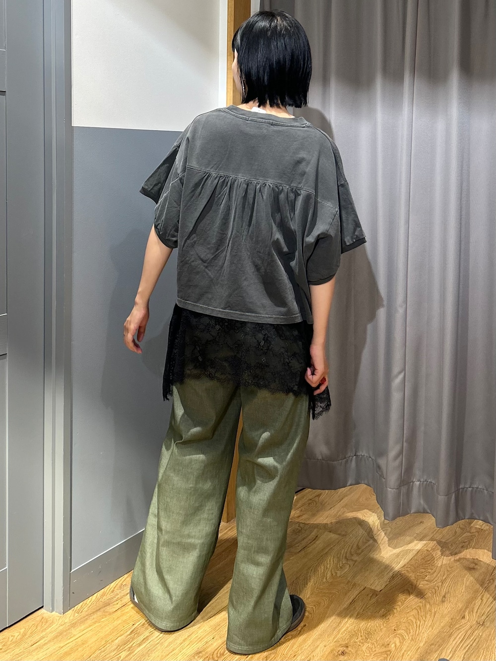 ブラック系のTシャツ/カットソー、ブラック系のTシャツ/カットソー、グリーン系のその他パンツを着用したレディースの夏コーディネートの4枚目の写真