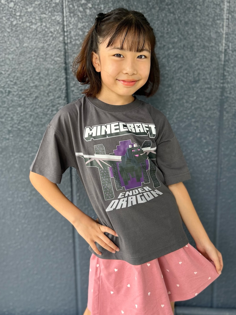 グレー系のTシャツ/カットソー、ピンク系のその他パンツを着用したキッズの夏コーディネートの4枚目の写真