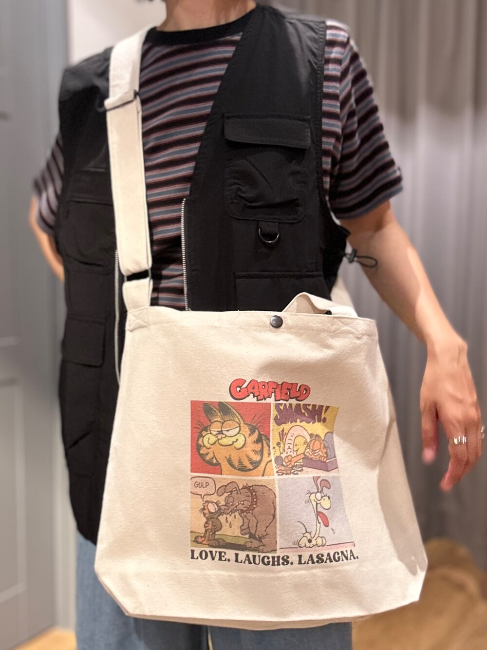 ブルー系のTシャツ/カットソー、ブラック系のシャツ/ブラウス、ブルー系のデニムパンツを着用したレディースの夏コーディネートの8枚目の写真
