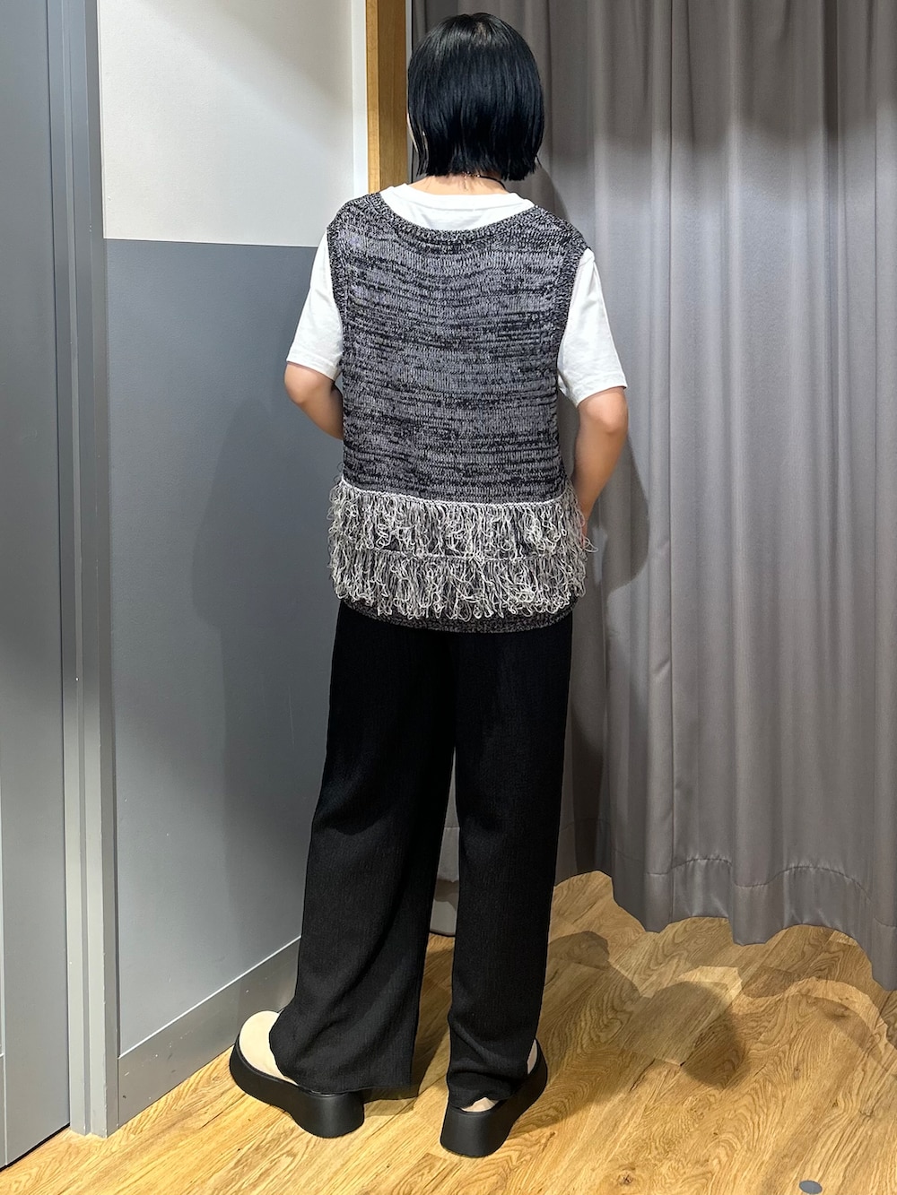 ブラック系のベスト、ホワイト系のTシャツ/カットソー、ブラック系のその他パンツを着用したレディースの夏コーディネートの3枚目の写真