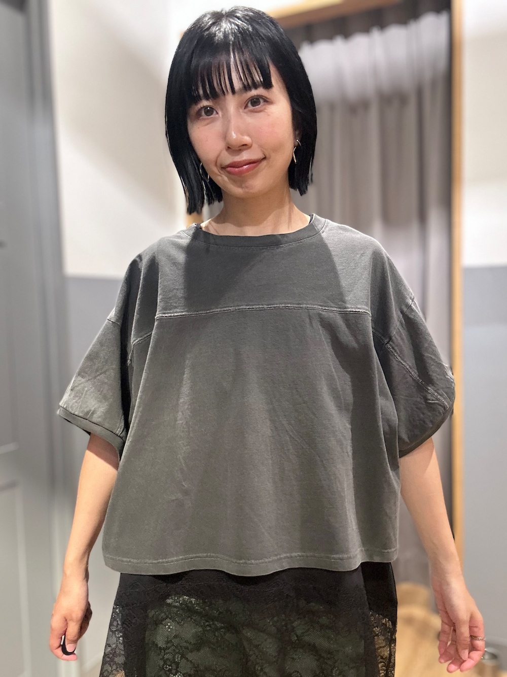 ブラック系のTシャツ/カットソー、ブラック系のTシャツ/カットソー、グリーン系のその他パンツを着用したレディースの夏コーディネートの5枚目の写真