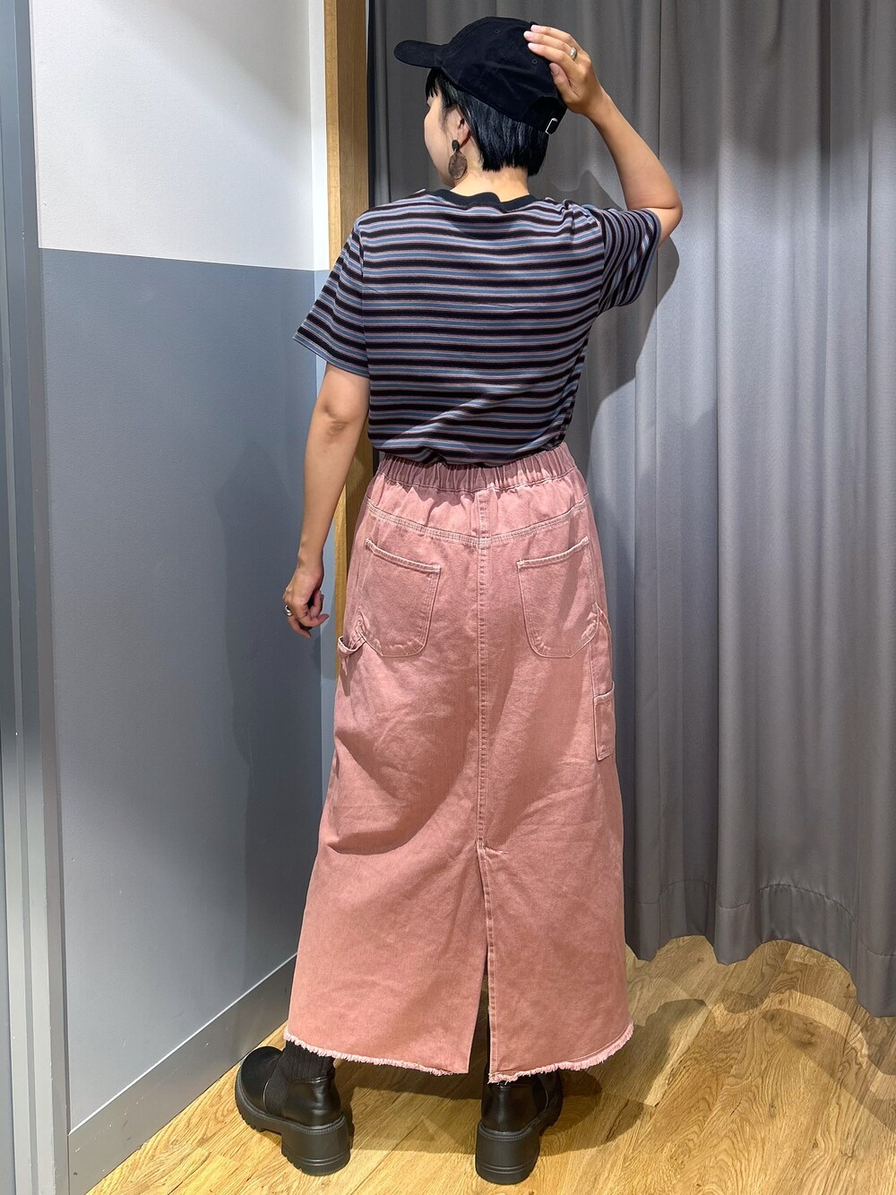 ブルー系のTシャツ/カットソー、その他のスカート、ブラック系のボディバッグ/ウエストポーチを着用したレディースの夏コーディネートの3枚目の写真
