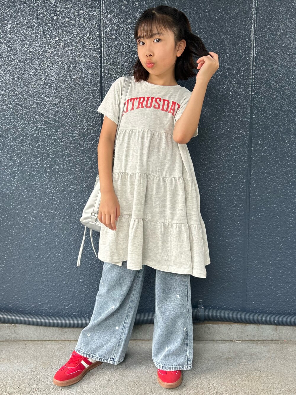ブルー系のその他パンツ、ホワイト系のルームワンピースを着用したキッズの秋コーディネートの2枚目の写真