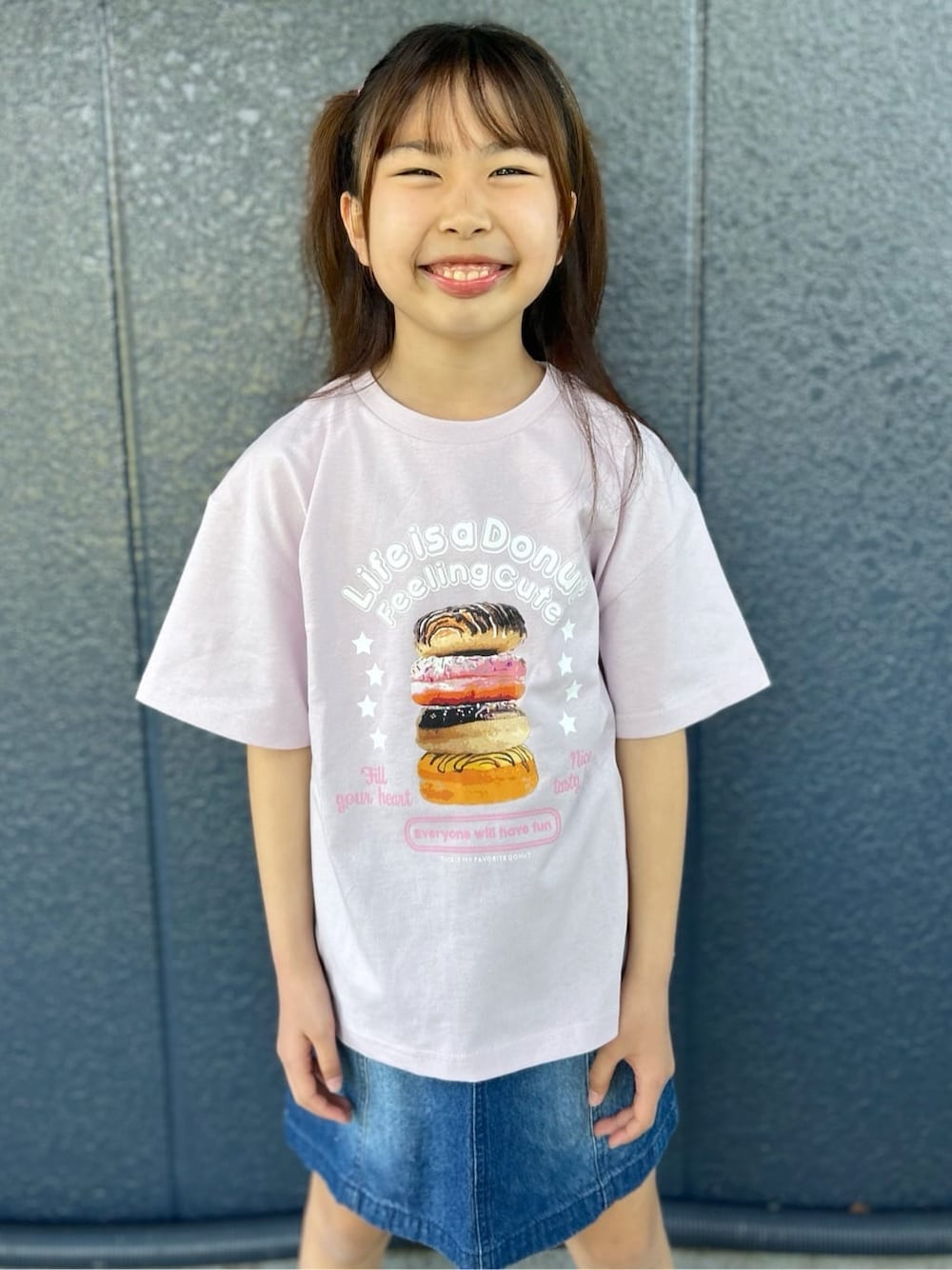ピンク系のTシャツ/カットソー、ブルー系のデニムスカート、パープル系のパーカーを着用したキッズの春コーディネートの8枚目の写真