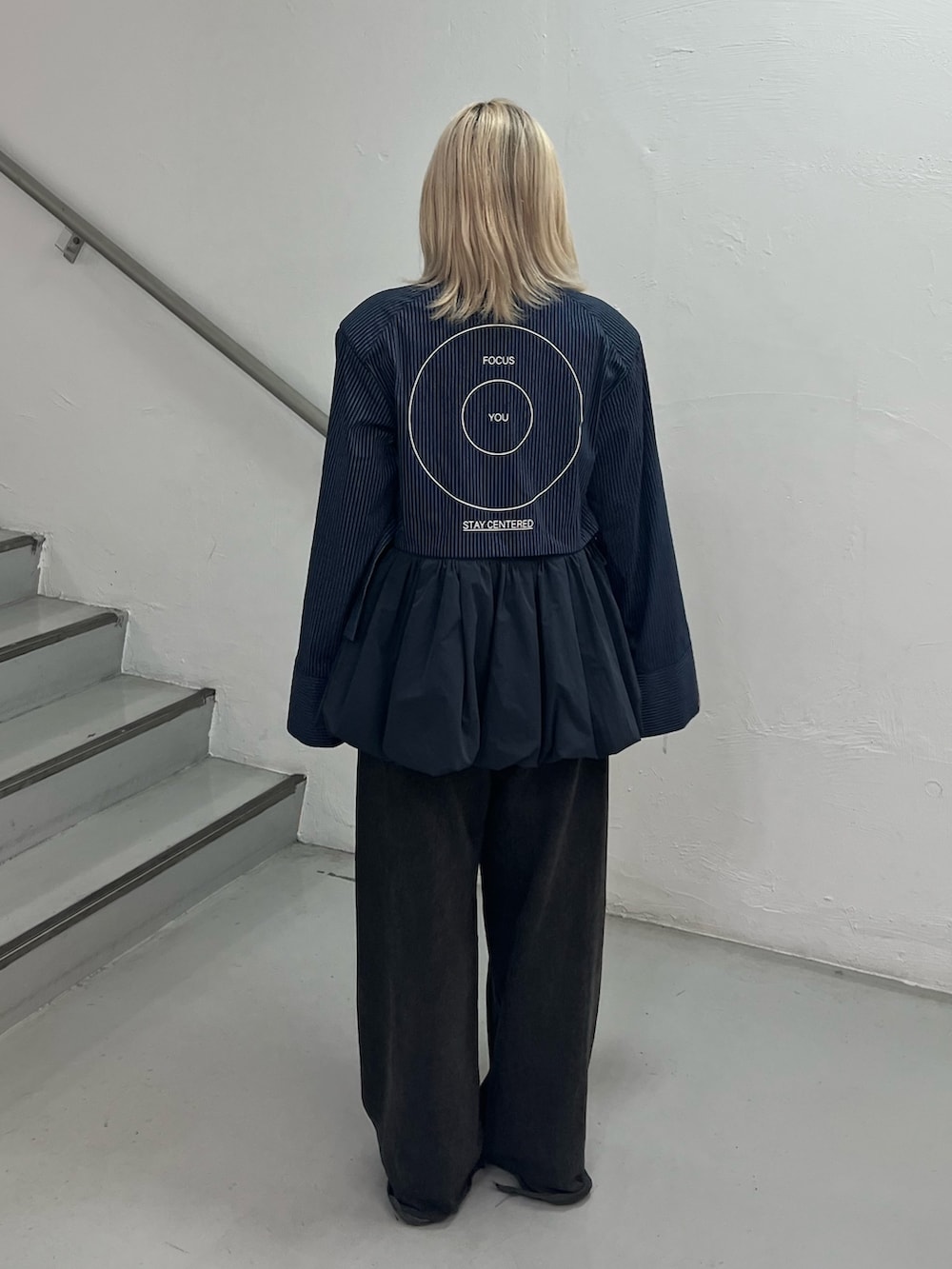ブルー系のシャツ/ブラウス、ホワイト系のTシャツ/カットソー、ブラック系のデニムパンツを着用したレディースの夏コーディネートの3枚目の写真