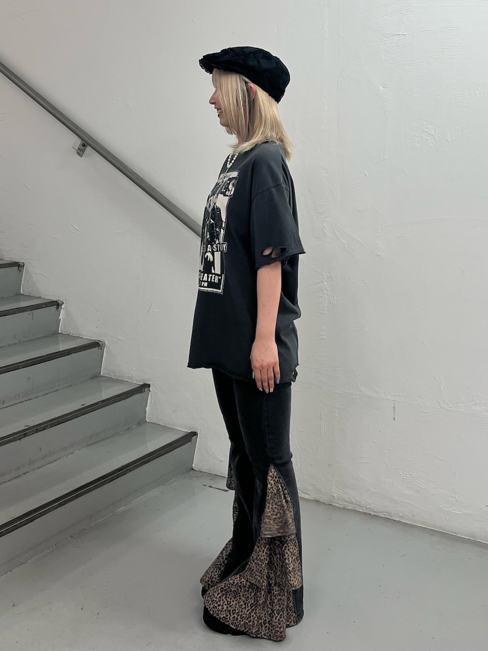 ブラック系のTシャツ/カットソー、ブラック系のデニムパンツ、ブラック系のパンプスを着用したレディースの夏コーディネートの4枚目の写真