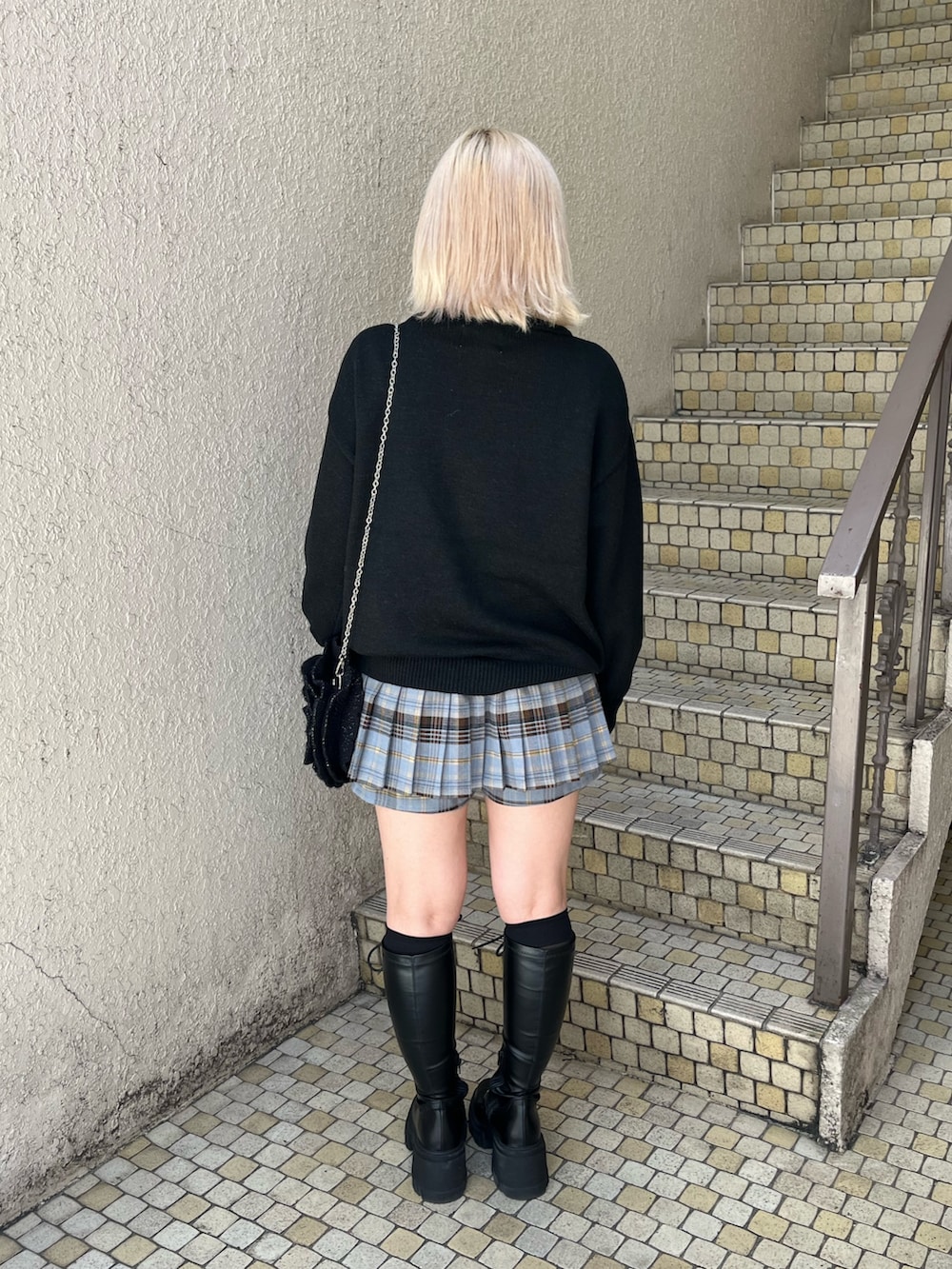 ホワイト系のシャツ/ブラウス、ブラック系のニット/セーター、ブラック系のショルダーバッグを着用したレディースの秋コーディネートの3枚目の写真