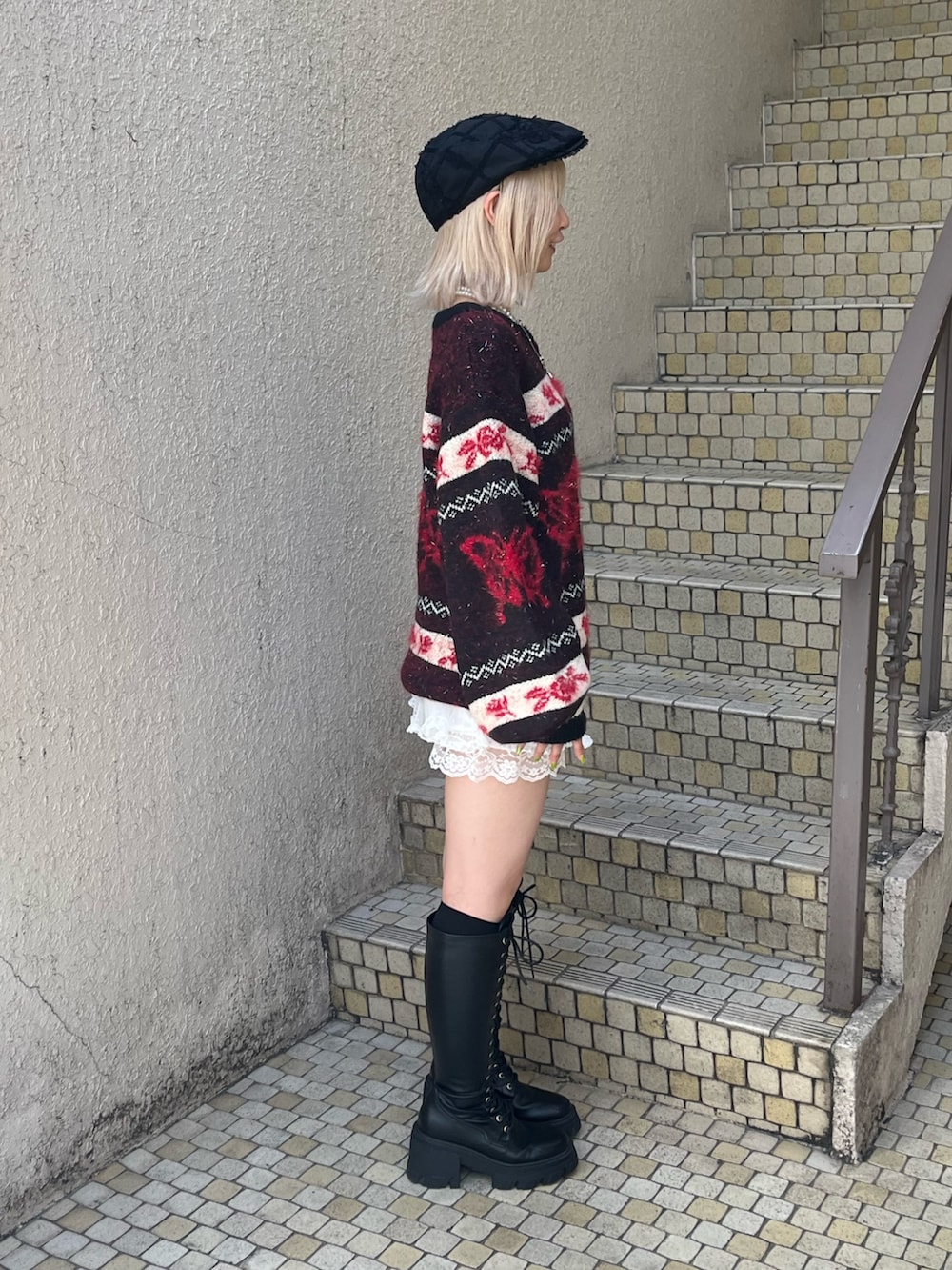 ブラック系のニット/セーター、ホワイト系のその他パンツ、ブラック系のブーツを着用したレディースの秋コーディネートの2枚目の写真
