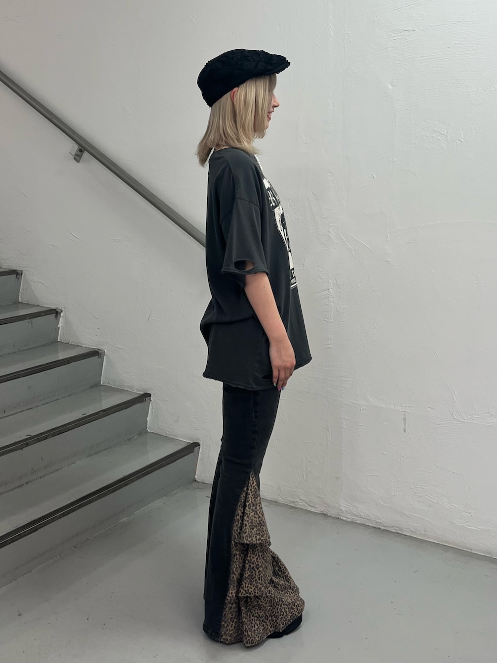 ブラック系のTシャツ/カットソー、ブラック系のデニムパンツ、ブラック系のパンプスを着用したレディースの夏コーディネートの2枚目の写真