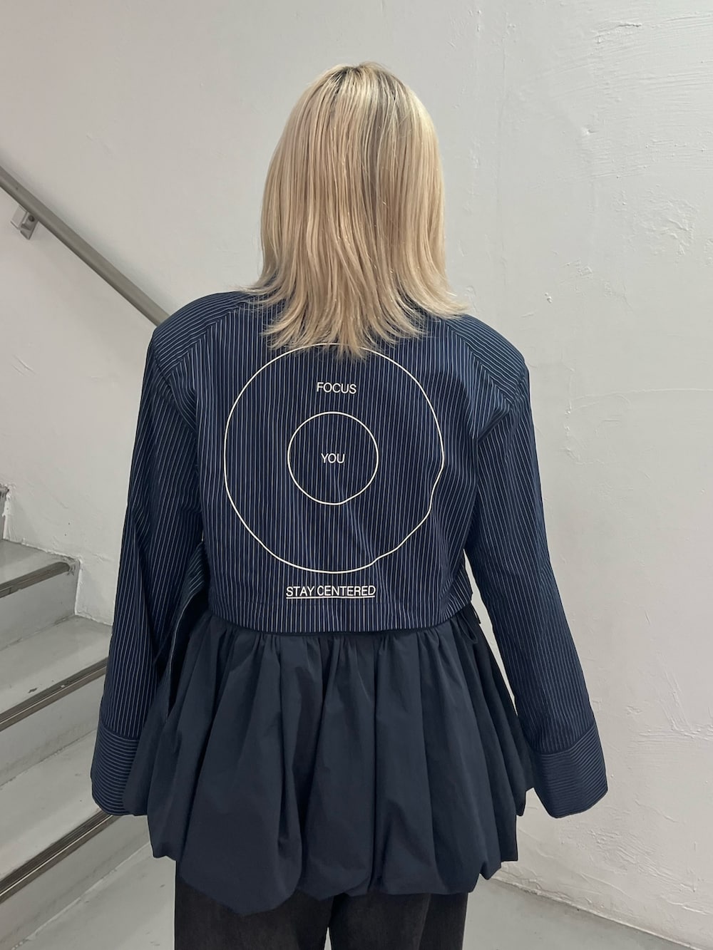 ブルー系のシャツ/ブラウス、ホワイト系のTシャツ/カットソー、ブラック系のデニムパンツを着用したレディースの夏コーディネートの5枚目の写真