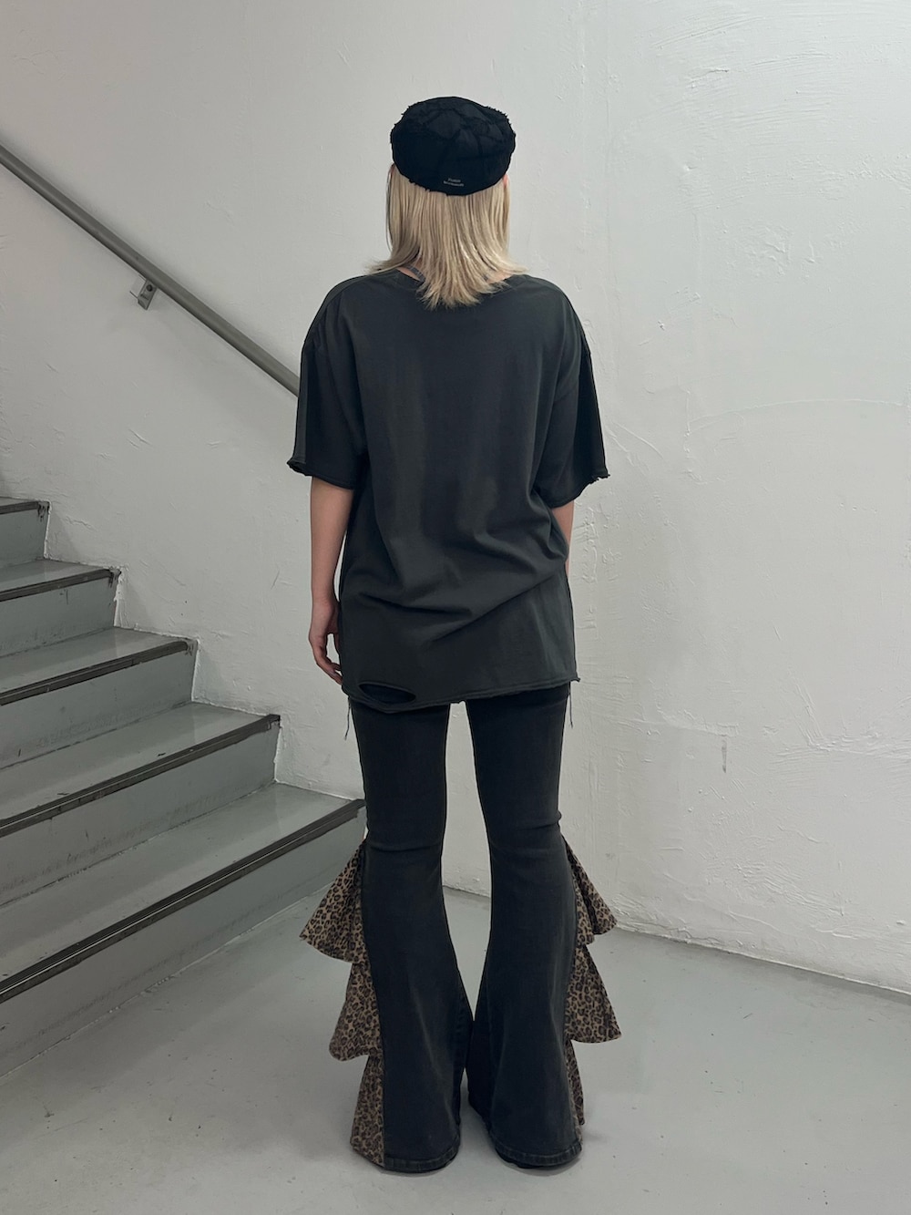 ブラック系のTシャツ/カットソー、ブラック系のデニムパンツ、ブラック系のパンプスを着用したレディースの夏コーディネートの3枚目の写真