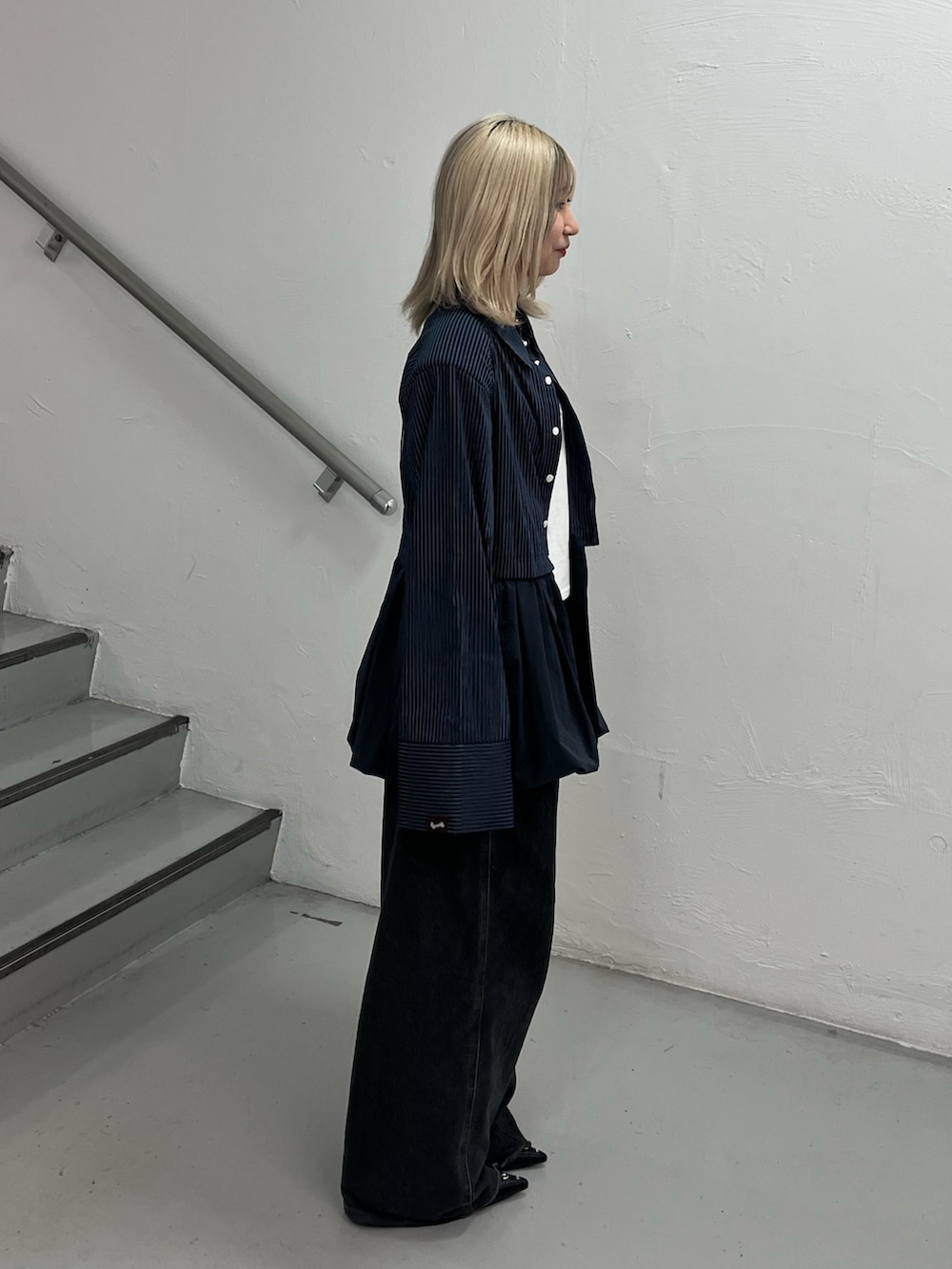 ブルー系のシャツ/ブラウス、ホワイト系のTシャツ/カットソー、ブラック系のデニムパンツを着用したレディースの夏コーディネートの2枚目の写真