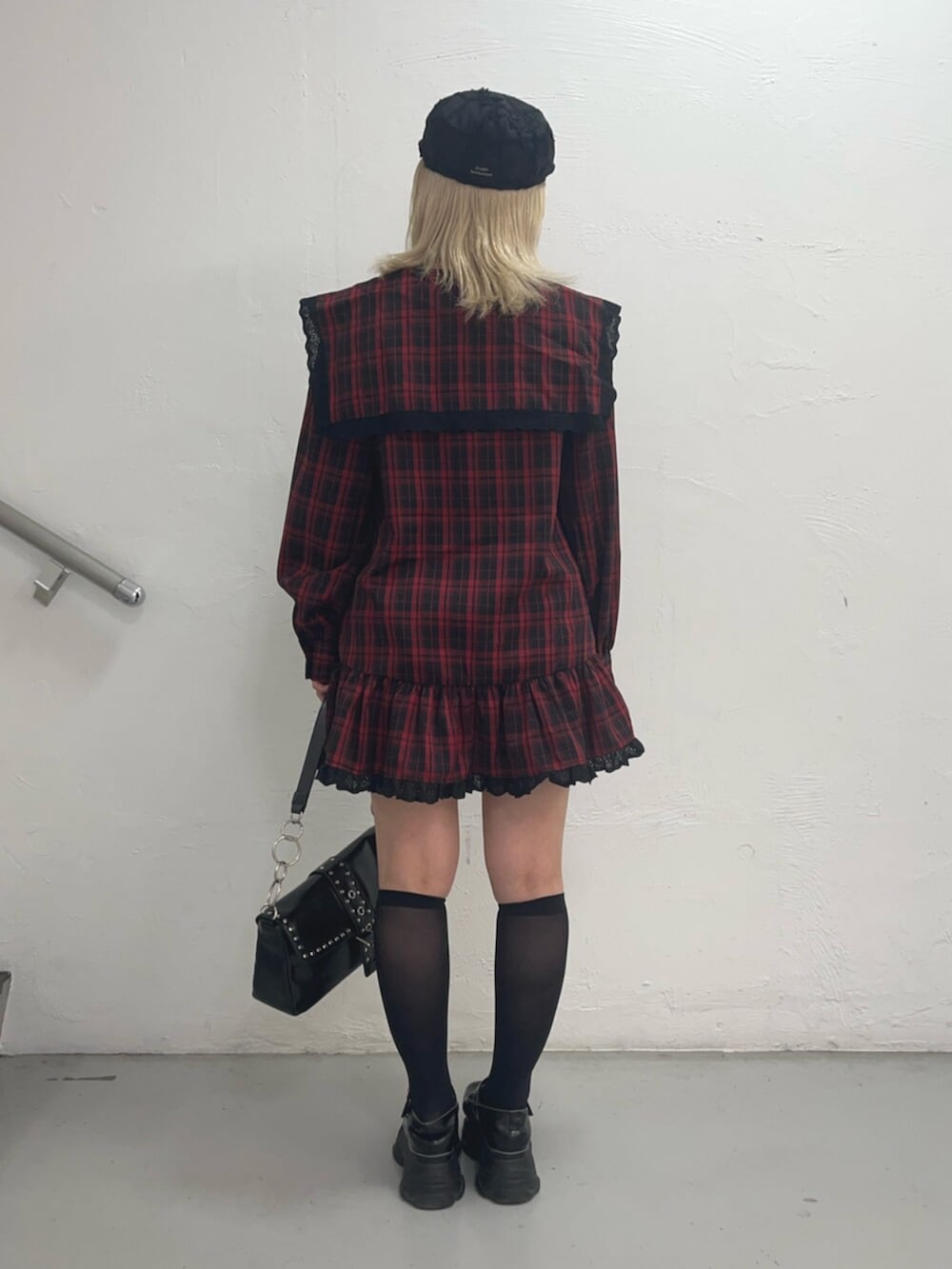 レッド系のワンピース、ブラック系のローファー、ブラック系のハンチング/ベレー帽を着用したレディースの夏コーディネートの3枚目の写真